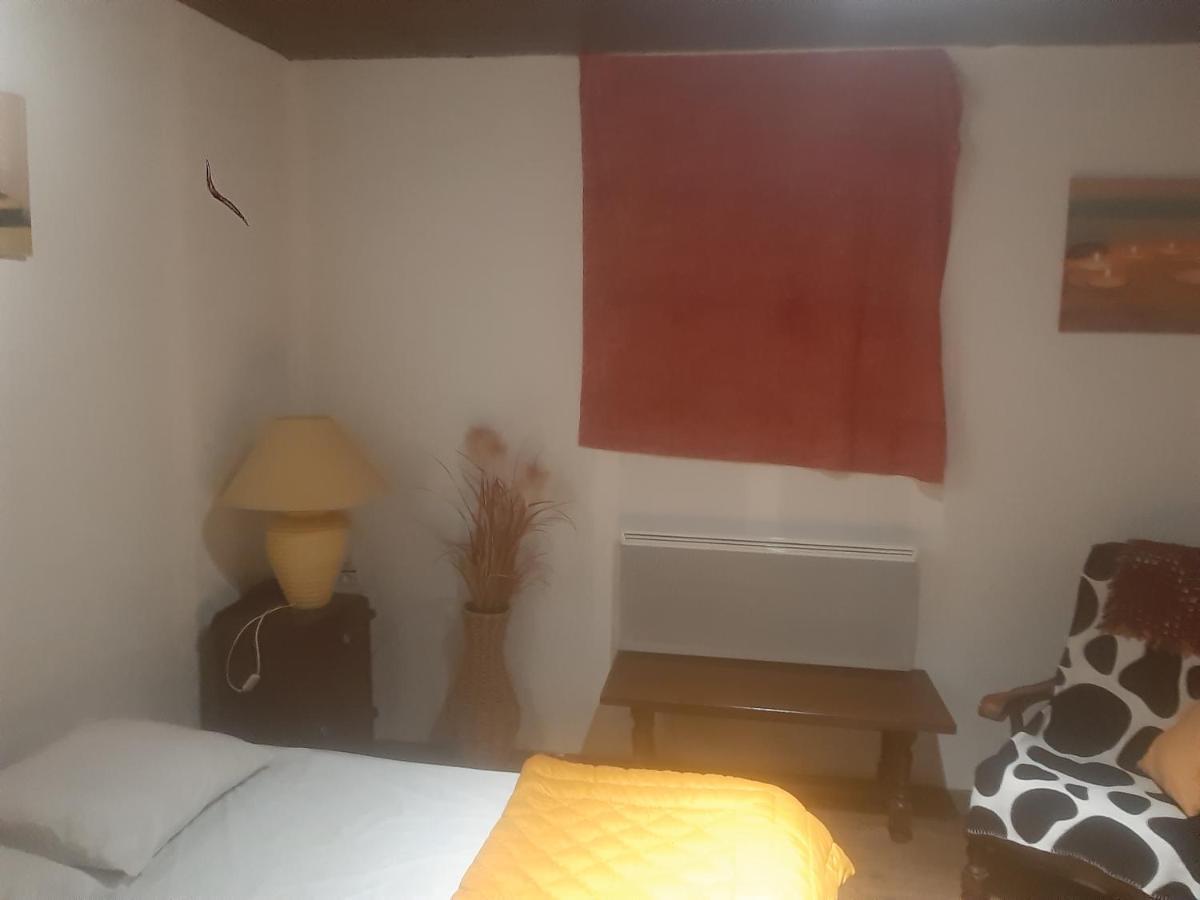 Petite Maison Ancienne Charentaise ,Dans Un Village Au Calme Ideal Travailleur Brigueuil Buitenkant foto